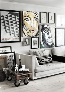 Черно-белые и цветные фото на стене в гостиной