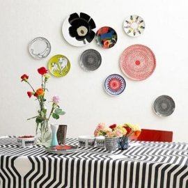 Расписанные вручную тарелки, украшающие стену кухни, - редко встречающийся способ декора помещения